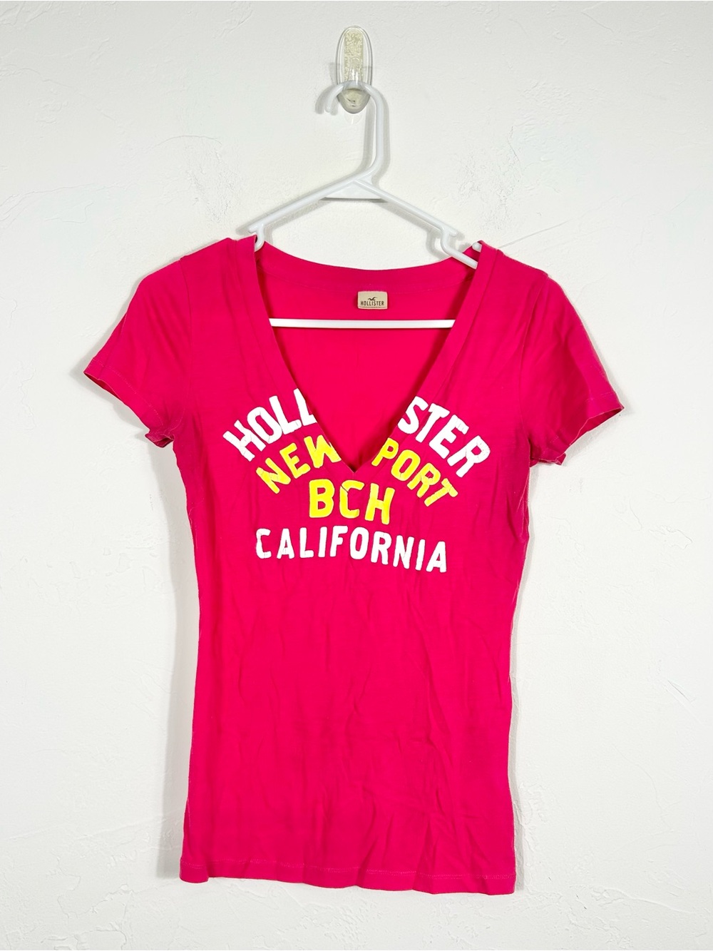 Y2K Hollister Newport Beach California Graphic V-Neck Tee Hot Pink/Yellow